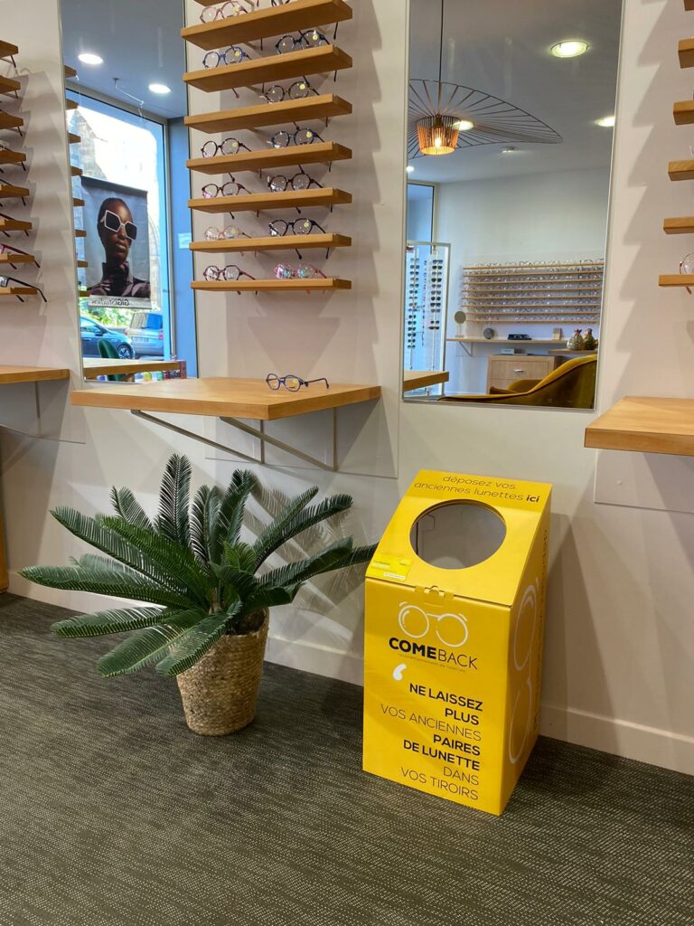 boite de collecte de lunettes dans une boutique d'optique